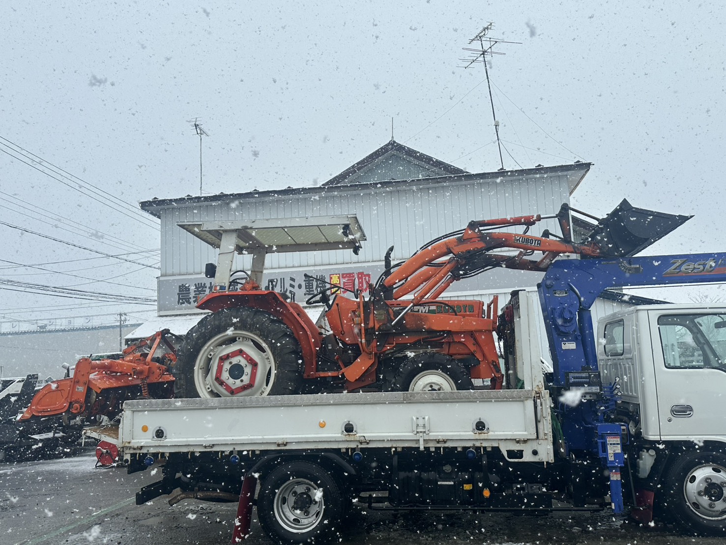 雪の日でも対応｜クボタ ローダー付きトラクターの買取実績